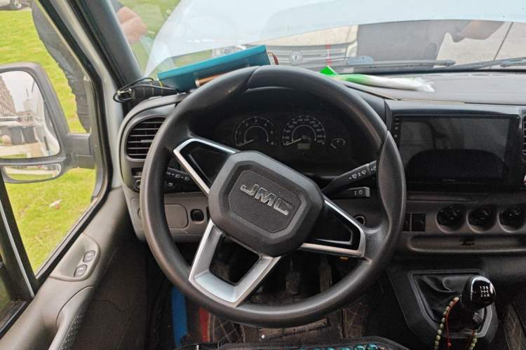 Used JMC Transit 2019 2.8T Commercial Version Short Wheelbase Mid-Roof 3-Seater China VI Standard JX493 Steering Wheel