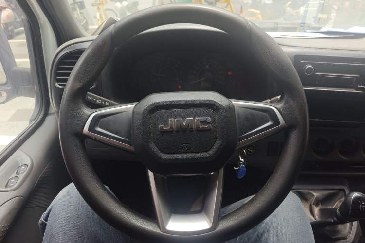 Used JMC Transit 2019 2.8T Commercial Version Short Wheelbase Low Roof 6-Seater China VI Emission Standard JX493 Steering Wheel