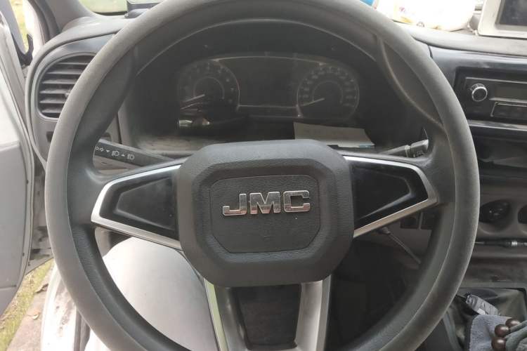 Used JMC Transit 2019 2.8T Commercial Version Long Wheelbase Mid-Roof 3-Seater Rear Single Tire China VI Emission Standard – JX493 Steering Wheel