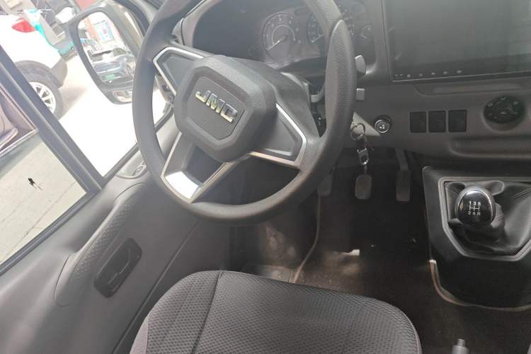 Used JMC Transit 2019 2.8T Commercial Version Short Wheelbase Mid-Roof 3-Seater China VI Standard JX493 Steering Wheel