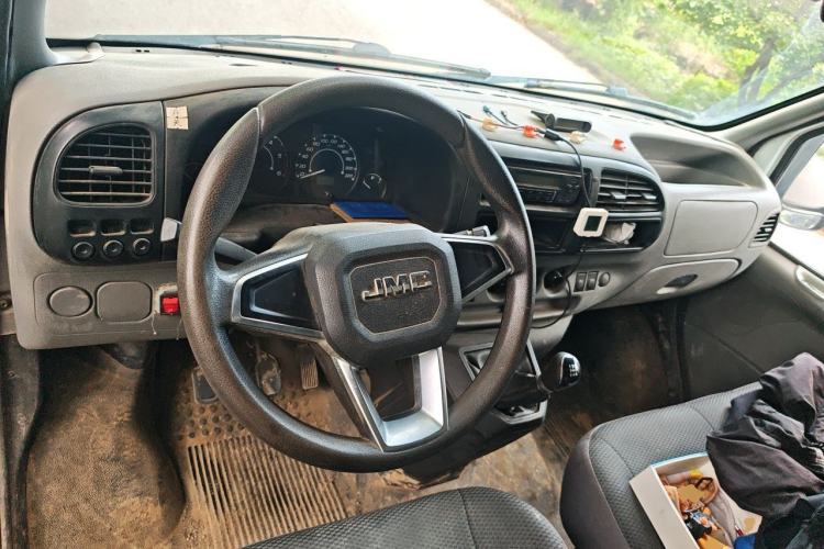 Used JMC Transit 2019 2.8T Commercial Version Short Wheelbase Mid-Roof 3-Seater China VI Standard JX493 Steering Wheel