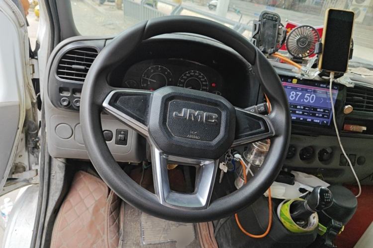 Used JMC Transit 2019 2.8T Commercial Version Long Wheelbase Mid-Roof 6-Seater Rear Single Tire China VI Emission Standard – JX493 Steering Wheel