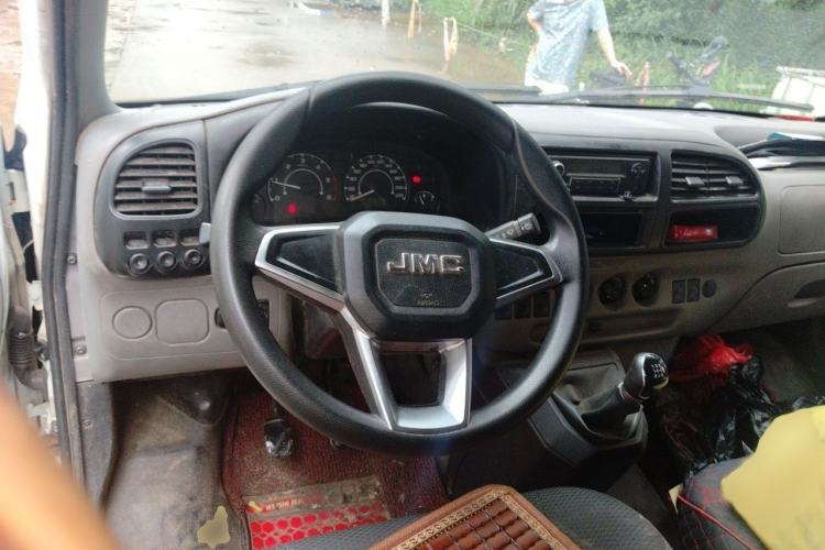 Used JMC Transit 2019 2.8T Commercial Version Short Wheelbase Low Roof 6-Seater China VI Emission Standard JX493 Steering Wheel