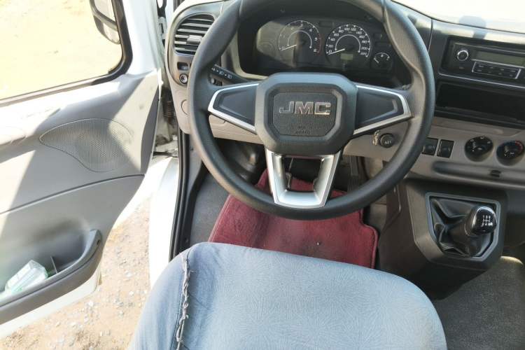 Used JMC Transit 2019 2.8T Commercial Version Short Wheelbase Mid-Roof 7-Seater China VI Standard JX493 Steering Wheel