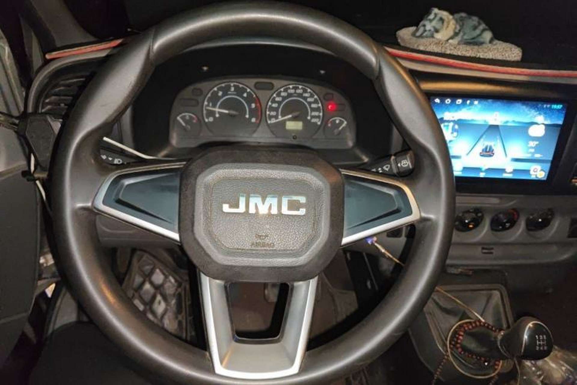 Used JMC Transit 2019 2.8T Commercial Version Long Wheelbase Mid-Roof 6-Seater Rear Single Tire China VI Emission Standard – JX493 Steering Wheel