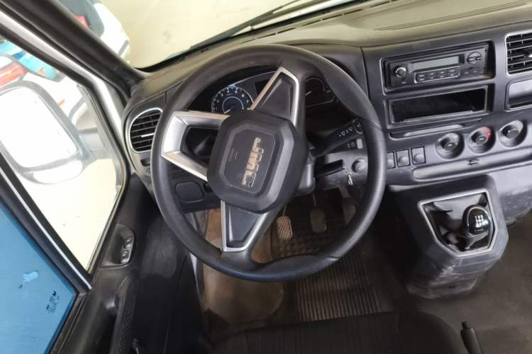 Used JMC Transit 2019 2.8T Commercial Version Short Wheelbase Mid-Roof 7-Seater China VI Standard JX493 Steering Wheel