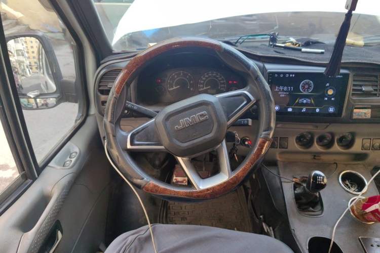 Used JMC Transit 2019 2.8T Commercial Version Long Wheelbase High Roof 6-Seater Rear Single Tire China VI Emission Standard – JX493 Steering Wheel