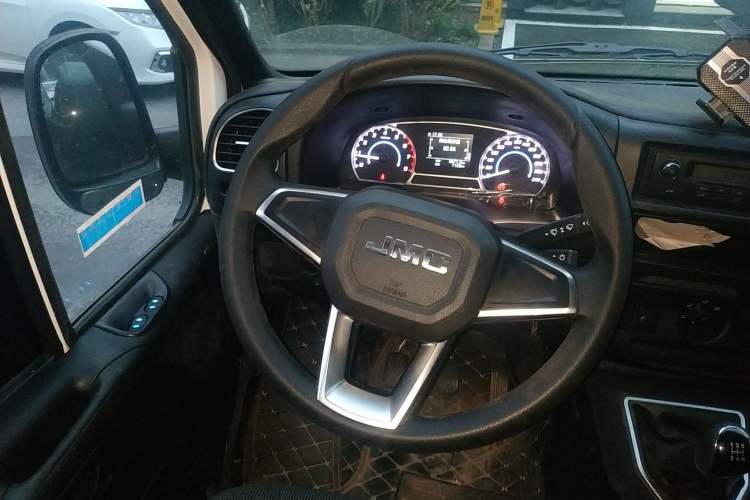 Used JMC Transit 2019 2.8T Commercial Version Short Wheelbase Low Roof 6-Seater China VI Emission Standard JX493 Steering Wheel