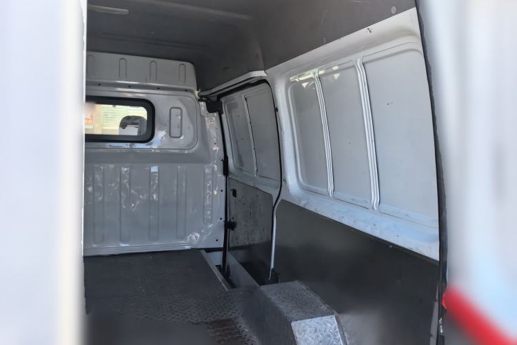 Used JMC Transit 2019 2.8T Commercial Version Short Wheelbase Mid-Roof 3-Seater China VI Standard JX493 Trunk