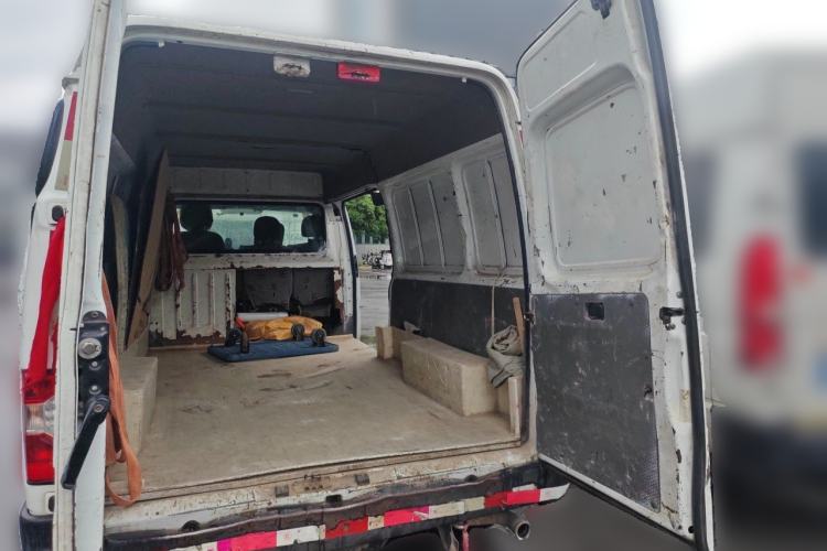 Used JMC Transit 2019 2.8T Commercial Version Long Wheelbase Mid-Roof 3-Seater Rear Single Tire China VI Emission Standard – JX493 Trunk