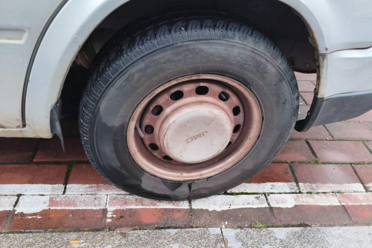 Used JMC Transit  Right Front Wheel Hub