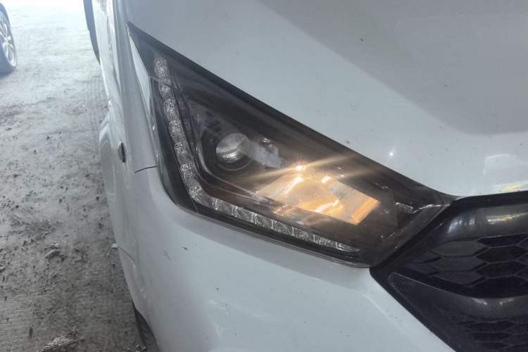 Used JMC Transit 2020 2.8T Business-Grade Long Wheelbase Mid-Roof 9-Seater China VI JX493 Right Front Headlight