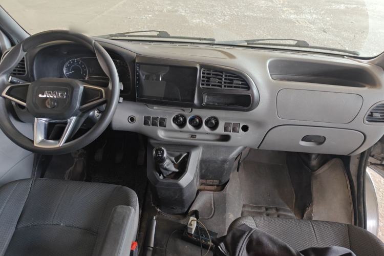 Used JMC Transit 2021 2.8T Space King Standard Version Long Wheelbase Mid-Height Roof Rear Single Tire – Step 6-Seater Diesel China VI Emission Standard JX493 Center Console