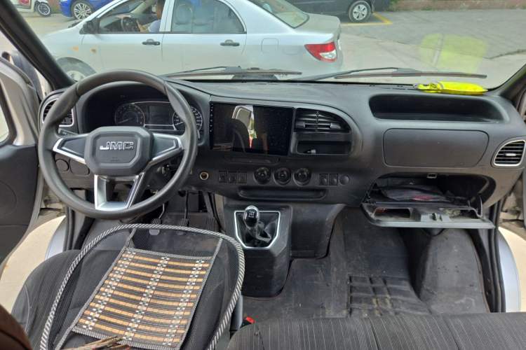 Used JMC Transit 2021 2.8T Space King Standard Version Short Wheelbase Mid-Height Roof 6-Seater Diesel Euro VI JX493 Center Console
