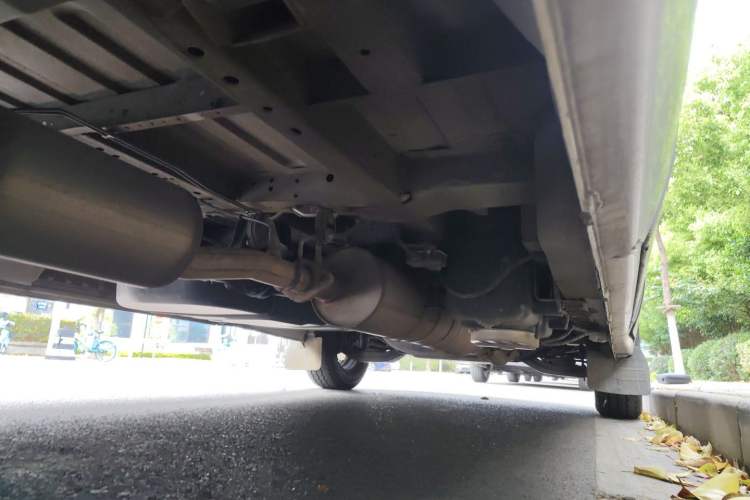 Used JMC Transit 2021 2.8T Space King Standard Version Long Wheelbase Mid-Height Roof Rear Single Tire 3-Seater Diesel China VI Emission Standard JX493 Chassis Front Right
