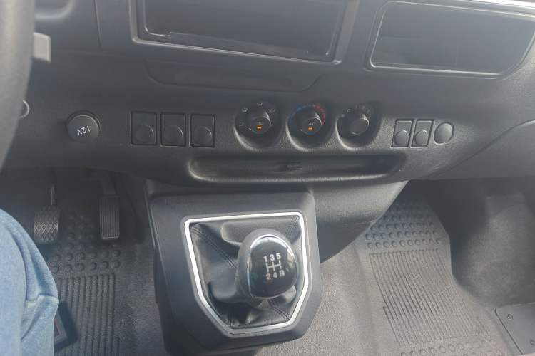 Used JMC Transit 2021 2.8T Space King Standard Version Short Wheelbase Mid-Height Roof 6-Seater Diesel Euro VI JX493 Gear Lever