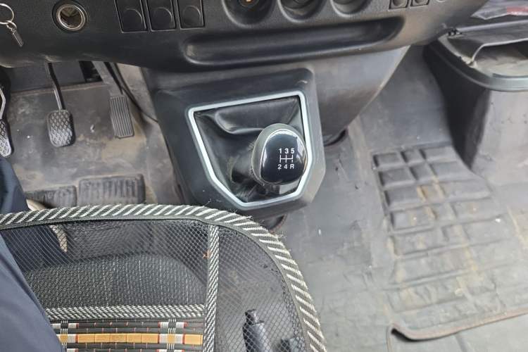 Used JMC Transit 2021 2.8T Space King Standard Version Short Wheelbase Mid-Height Roof 6-Seater Diesel Euro VI JX493 Gear Lever