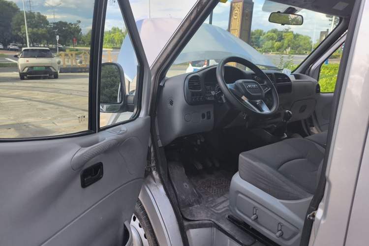 Used JMC Transit 2021 2.8T Space King Standard Version Short Wheelbase Mid-Height Roof 6-Seater Diesel Euro VI JX493 Interior 3