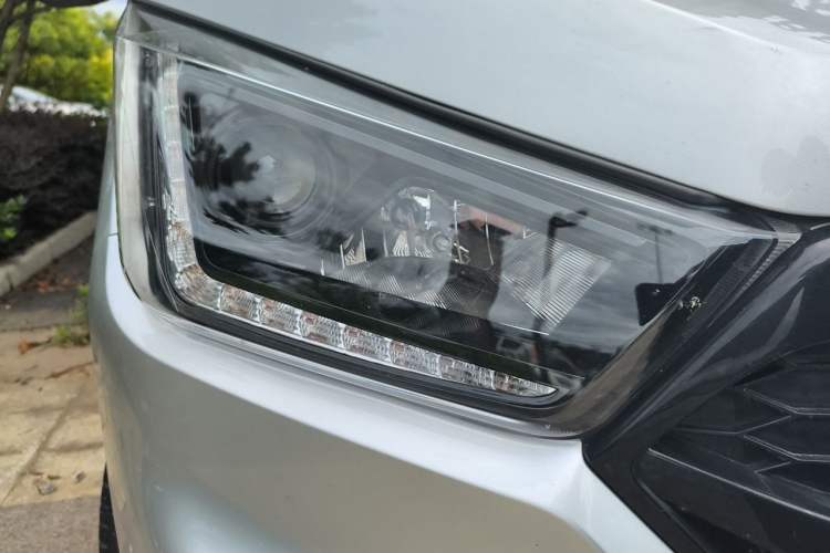 Used JMC Transit 2021 2.8T Space King Standard Version Short Wheelbase Mid-Height Roof 6-Seater Diesel Euro VI JX493 Right Front Headlight