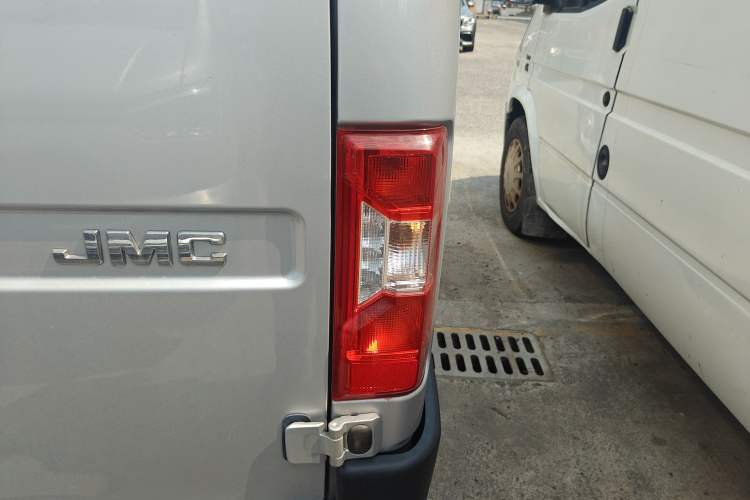 Used JMC Transit 2021 2.8T Space King Standard Version Short Wheelbase Mid-Height Roof 6-Seater Diesel Euro VI JX493 Right Rear Taillight