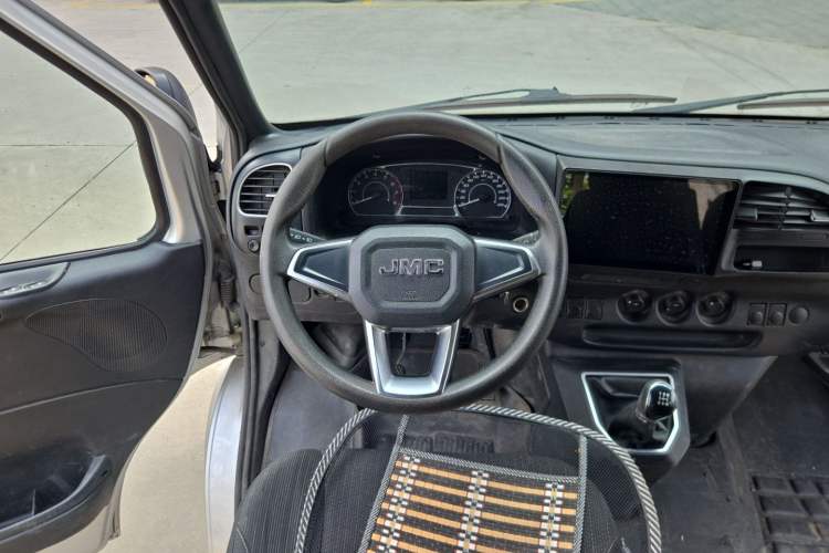 Used JMC Transit 2021 2.8T Space King Standard Version Short Wheelbase Mid-Height Roof 6-Seater Diesel Euro VI JX493 Steering Wheel