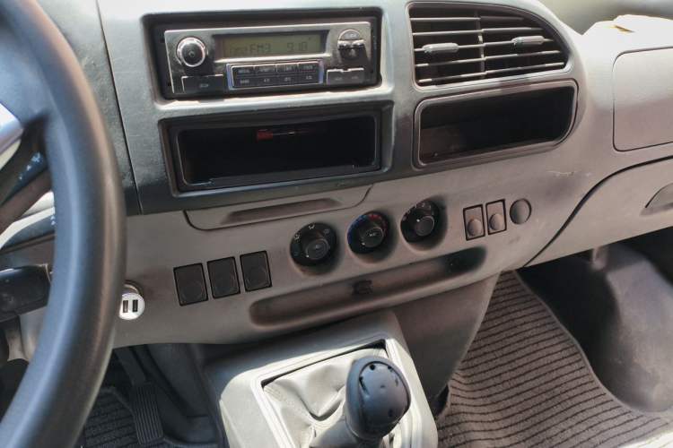 Used JMC Transit 2021 2.8T Space King Standard Version Long Wheelbase Mid-Height Roof Rear Single Tire – Step 6-Seater Diesel China VI Emission Standard JX493 Audio And AC Panel
