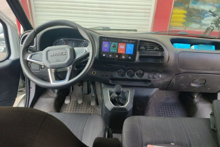 Used JMC Transit 2021 2.8T Space King Standard Version Short Wheelbase Mid-Height Roof 6-Seater Diesel Euro VI JX493 Center Console