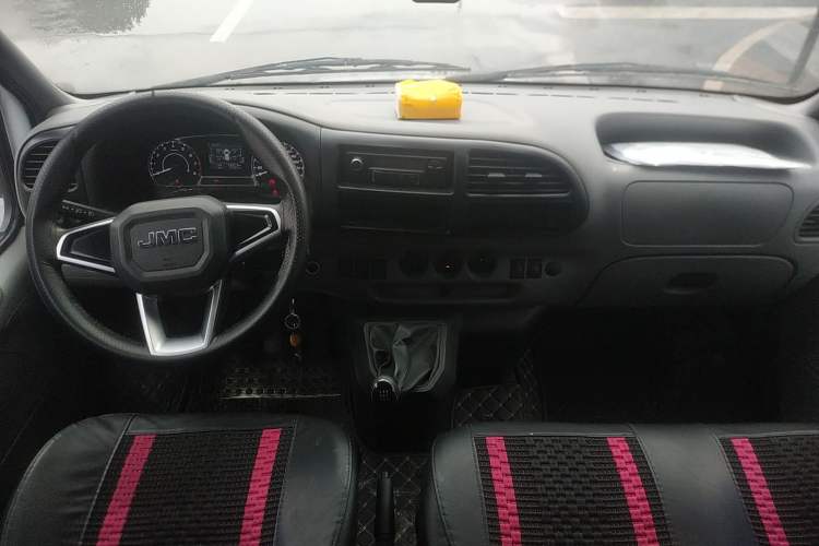 Used JMC Transit 2021 2.8T Space King Standard Version Short Wheelbase Mid-Height Roof 6-Seater Diesel Euro VI JX493 Center Console