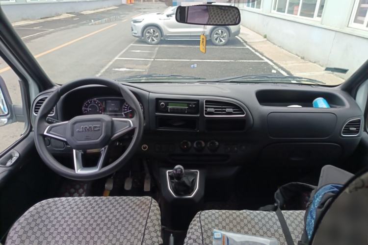 Used JMC Transit 2021 2.8T Space King Standard Version Short Wheelbase Mid-Height Roof 6-Seater Diesel Euro VI JX493 Center Console