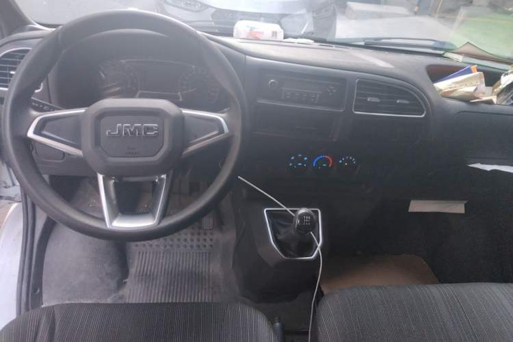 Used JMC Transit 2021 2.8T Space King Standard Version Short Wheelbase Mid-Height Roof 6-Seater Diesel Euro VI JX493 Center Console