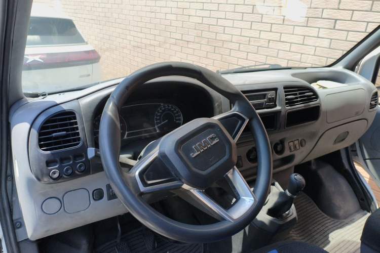 Used JMC Transit 2021 2.8T Space King Standard Version Long Wheelbase Mid-Height Roof Rear Single Tire – Step 6-Seater Diesel China VI Emission Standard JX493 Center Console