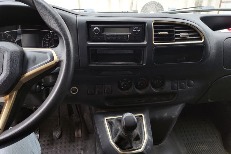 Used JMC Transit 2021 2.8T Space King Standard Version Short Wheelbase Mid-Height Roof 6-Seater Diesel Euro VI JX493 Center Console