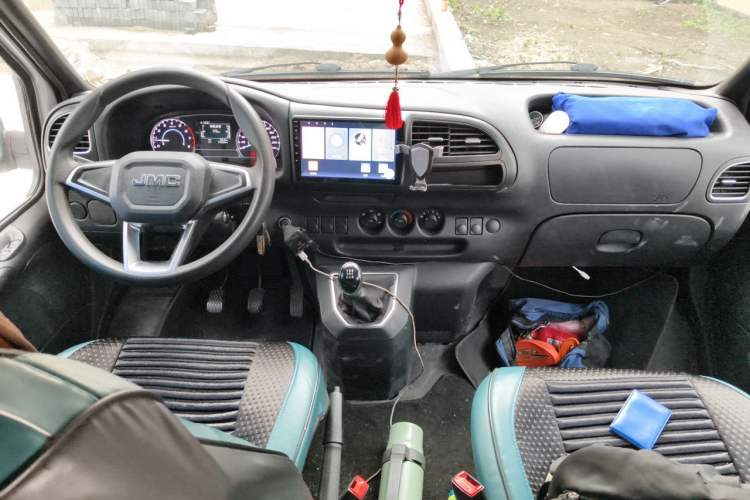 Used JMC Transit 2021 2.8T Space King Standard Version Long Wheelbase Mid-Height Roof Rear Single Tire – Step 6-Seater Diesel China VI Emission Standard JX493 Center Console