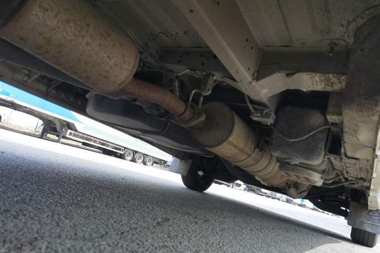 Used JMC Transit 2021 2.8T Space King Taurus Long Wheelbase Mid-Height Roof with Rear Dual Tires 3-Seater Diesel China VI Emission Standard JX493 Chassis Rear Right
