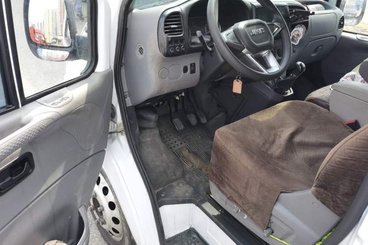 Used JMC Transit 2021 2.8T Space King Taurus Long Wheelbase Mid-Height Roof with Rear Dual Tires 3-Seater Diesel China VI Emission Standard JX493 Driver Seat