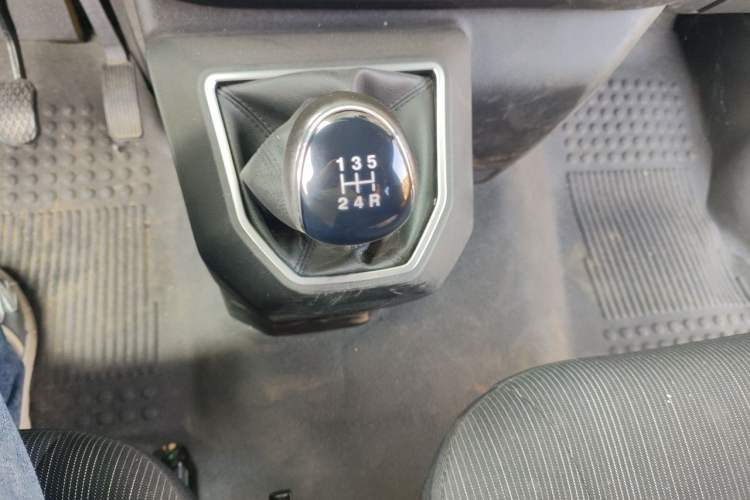 Used JMC Transit 2021 2.8T Space King Standard Version Short Wheelbase Mid-Height Roof 6-Seater Diesel Euro VI JX493 Gear Lever