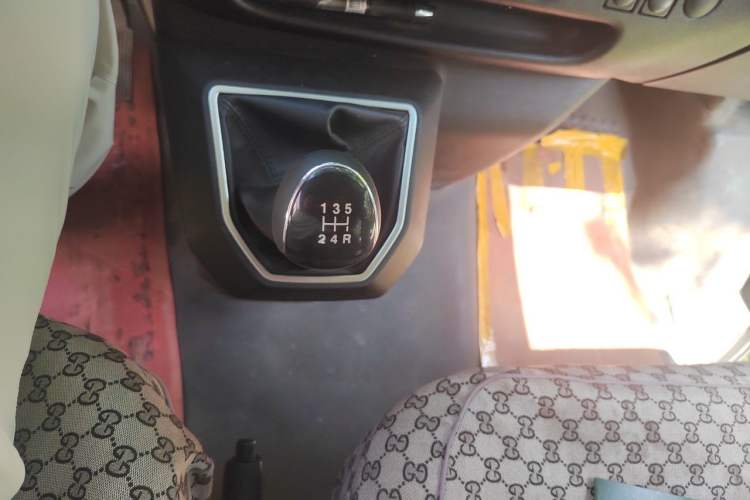Used JMC Transit 2021 2.8T Space King Standard Version Short Wheelbase Mid-Height Roof 6-Seater Diesel Euro VI JX493 Gear Lever