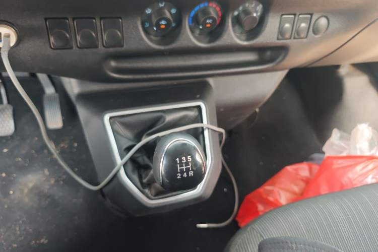 Used JMC Transit 2021 2.8T Space King Extended Wheelbase High-Roof with Rear Dual Tires 3-Seater Diesel China VI Emission Standard JX493 Gear Lever