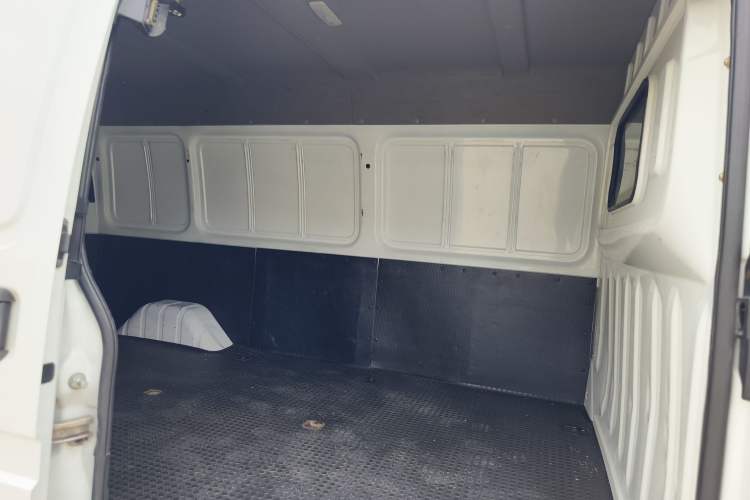 Used JMC Transit 2021 2.8T Space King Standard Version Long Wheelbase Mid-Height Roof Rear Single Tire 3-Seater Diesel China VI Emission Standard JX493 Interior 1