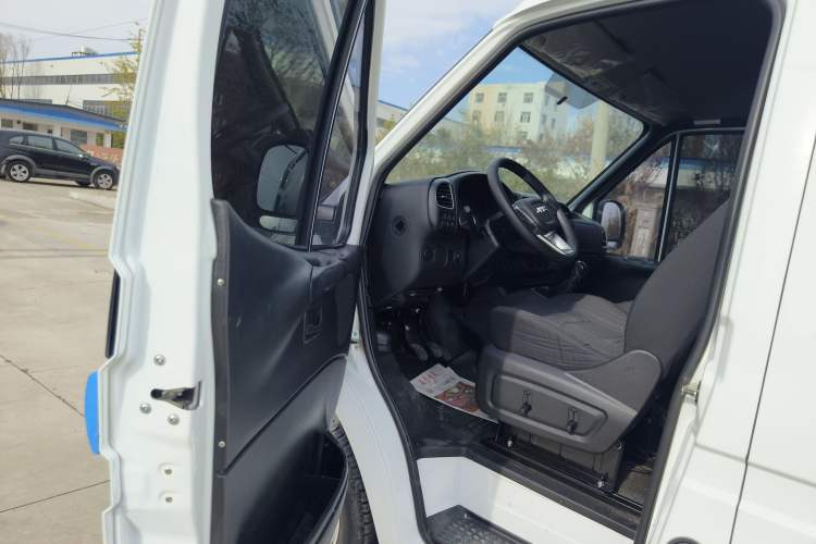 Used JMC Transit 2021 2.8T Space King Standard Version Long Wheelbase Mid-Height Roof Rear Single Tire 3-Seater Diesel China VI Emission Standard JX493 Interior 2