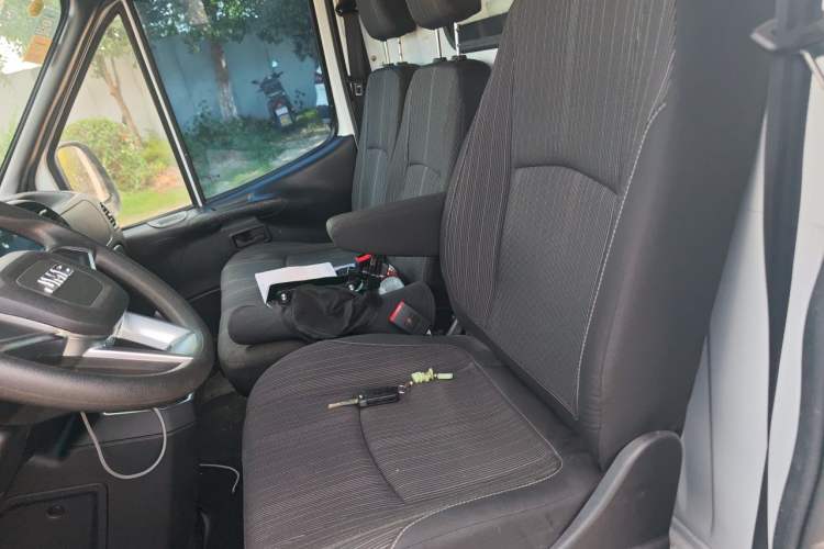 Used JMC Transit 2021 2.8T Space King Extended Wheelbase High-Roof with Rear Dual Tires 3-Seater Diesel China VI Emission Standard JX493 Left Rear Seat