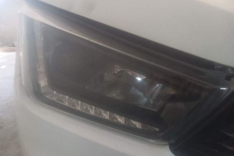 Used JMC Transit 2021 2.8T Space King Standard Version Short Wheelbase Mid-Height Roof 6-Seater Diesel Euro VI JX493 Right Front Headlight