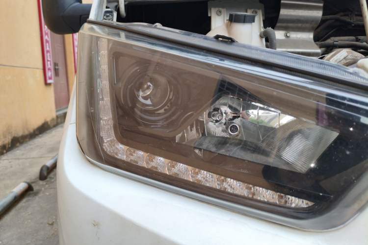 Used JMC Transit 2021 2.8T Space King Standard Version Long Wheelbase Mid-Height Roof Rear Single Tire – Step 6-Seater Diesel China VI Emission Standard JX493 Right Front Headlight