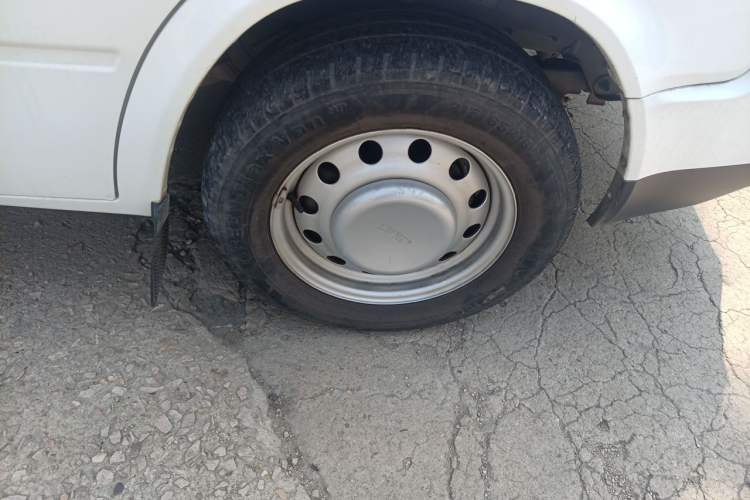 Used JMC Transit  Right Front Wheel Hub