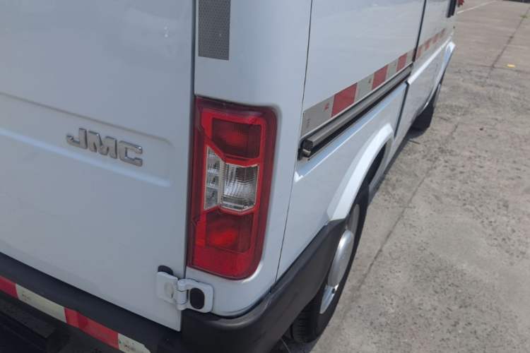 Used JMC Transit 2021 2.8T Space King Standard Version Short Wheelbase Mid-Height Roof 3-Seater Diesel Euro VI JX493 Right Rear Taillight