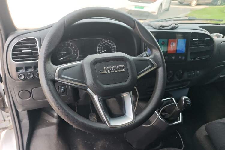Used JMC Transit 2021 2.8T Space King Extended Wheelbase High-Roof with Rear Dual Tires 3-Seater Diesel China VI Emission Standard JX493 Steering Wheel