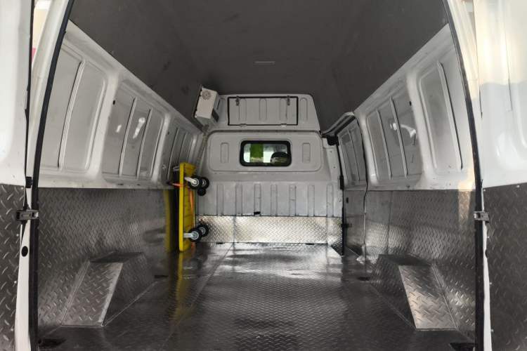 Used JMC Transit 2021 2.8T Space King Taurus Long Wheelbase Mid-Height Roof Rear Single Tire 3-Seater Diesel China VI Emission Standard JX493 Trunk
