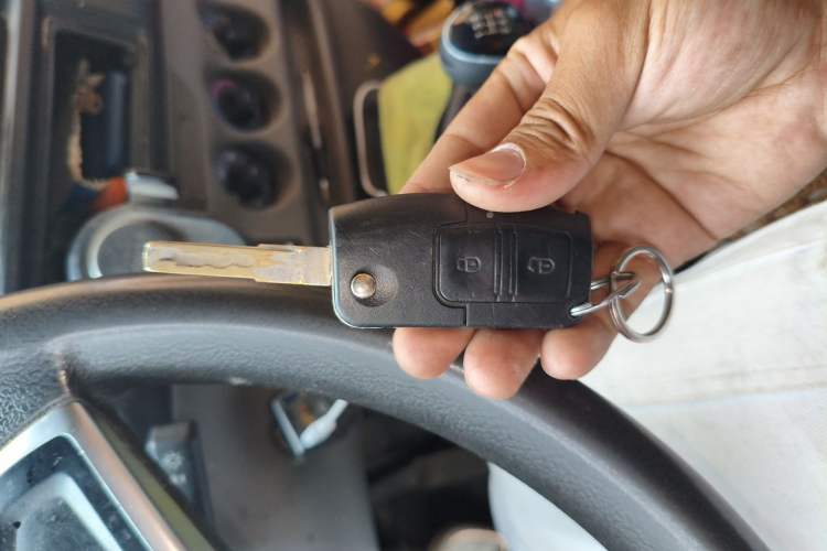 Used JMC Transit 2021 2.8T Space King Standard Version Long Wheelbase Mid-Height Roof Rear Single Tire – Step 6-Seater Diesel China VI Emission Standard JX493 Vehicle Key