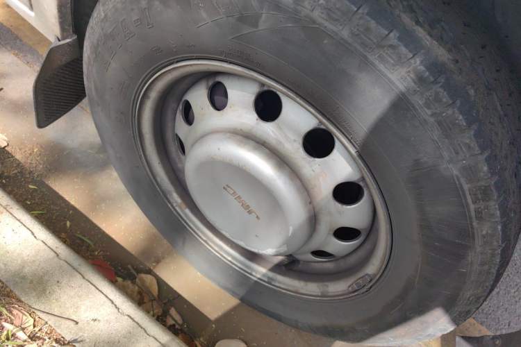 Used JMC Transit  Right Front Wheel Hub