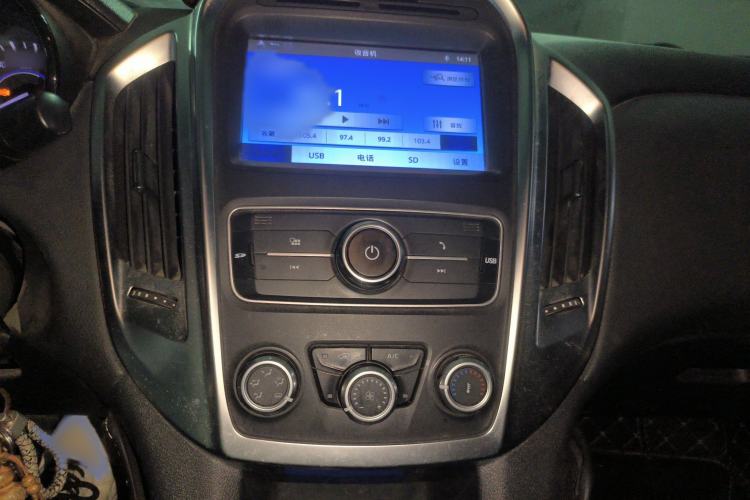 Used JMC Yuhu 3 2018 2.5T Diesel Two-Wheel Drive Advanced Version Standard Wheelbase Audio And AC Panel